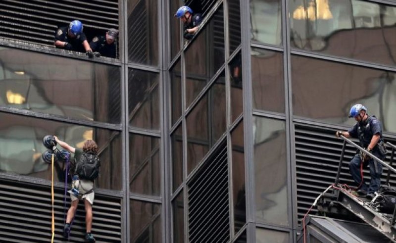 Photo of New York police arrest man trying to climb Trump Tower