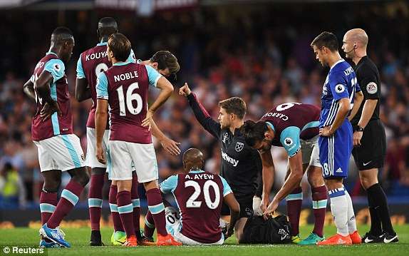Photo of Ghanaian star hobbles off in West Ham debut after injury